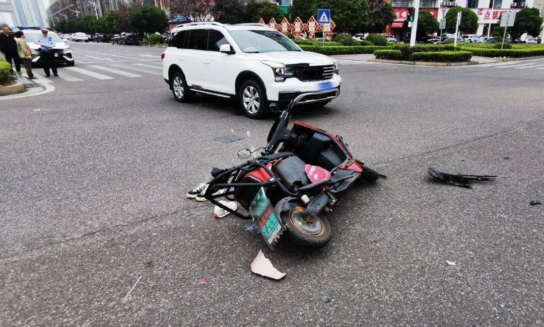 湖南湘潭一女生骑车闯红灯<strong></p>
<p>比特儿app下载</strong>，骨折、肝破裂…