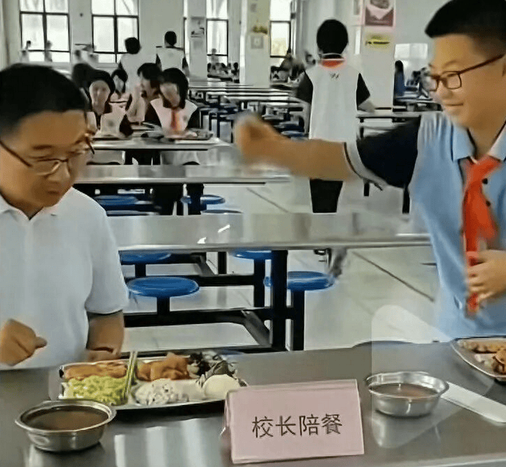 因“被学生抢鸡排”走红的校长病逝<strong></p>
<p>比特儿app下载</strong>，其子：月初刚做心血管手术，约千人赶来送最后一程