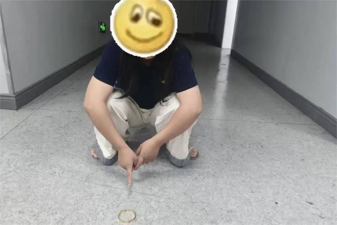江西一新娘金手镯婚前被堂嫂掉包成铜手镯<strong></p>
<p>比特儿app下载</strong>，堂嫂事后还淡定去吃席，目前已被采取刑事强制措施