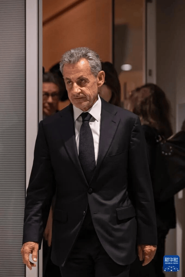 70岁法国前总统萨科齐的“坐牢style”:入狱前密会马克龙<strong></p>
<p>比特儿国际</strong>,入狱后开始写书