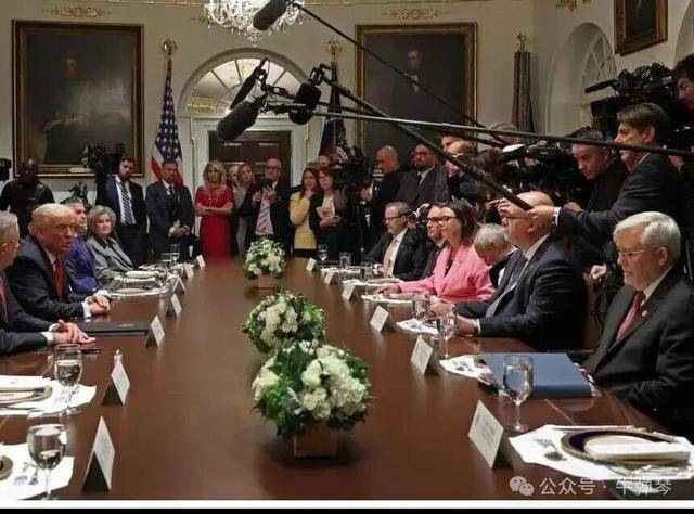 他被特朗普当众羞辱<strong></p>
<p>比特儿国际</strong>，全场都在哄笑