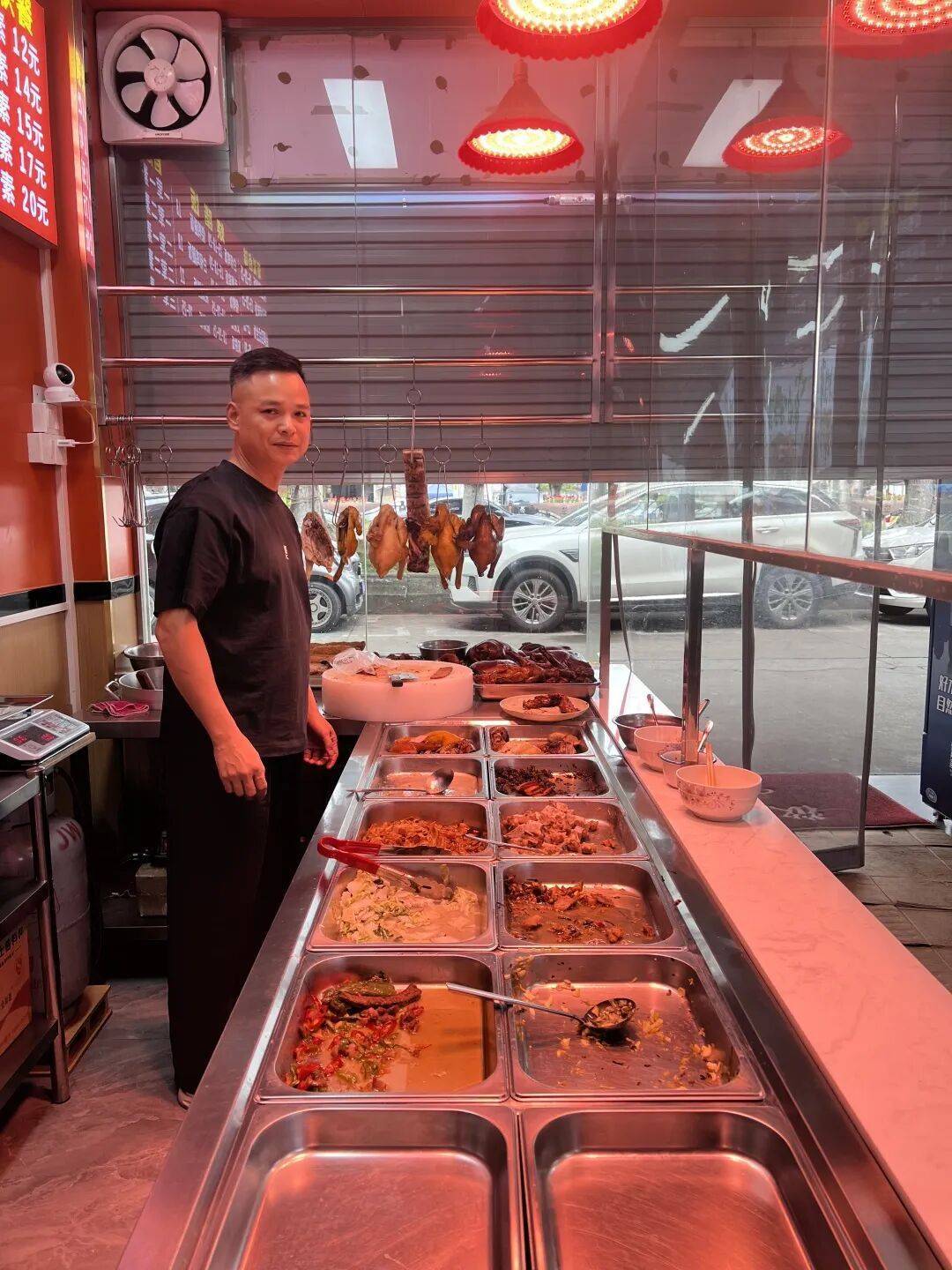小伙到广州一猪脚饭店吃免费“2号餐”<strong></p>
<p>比特儿国际</strong>,突然跪地道谢,老板娘:以后要吃饭就直接过来