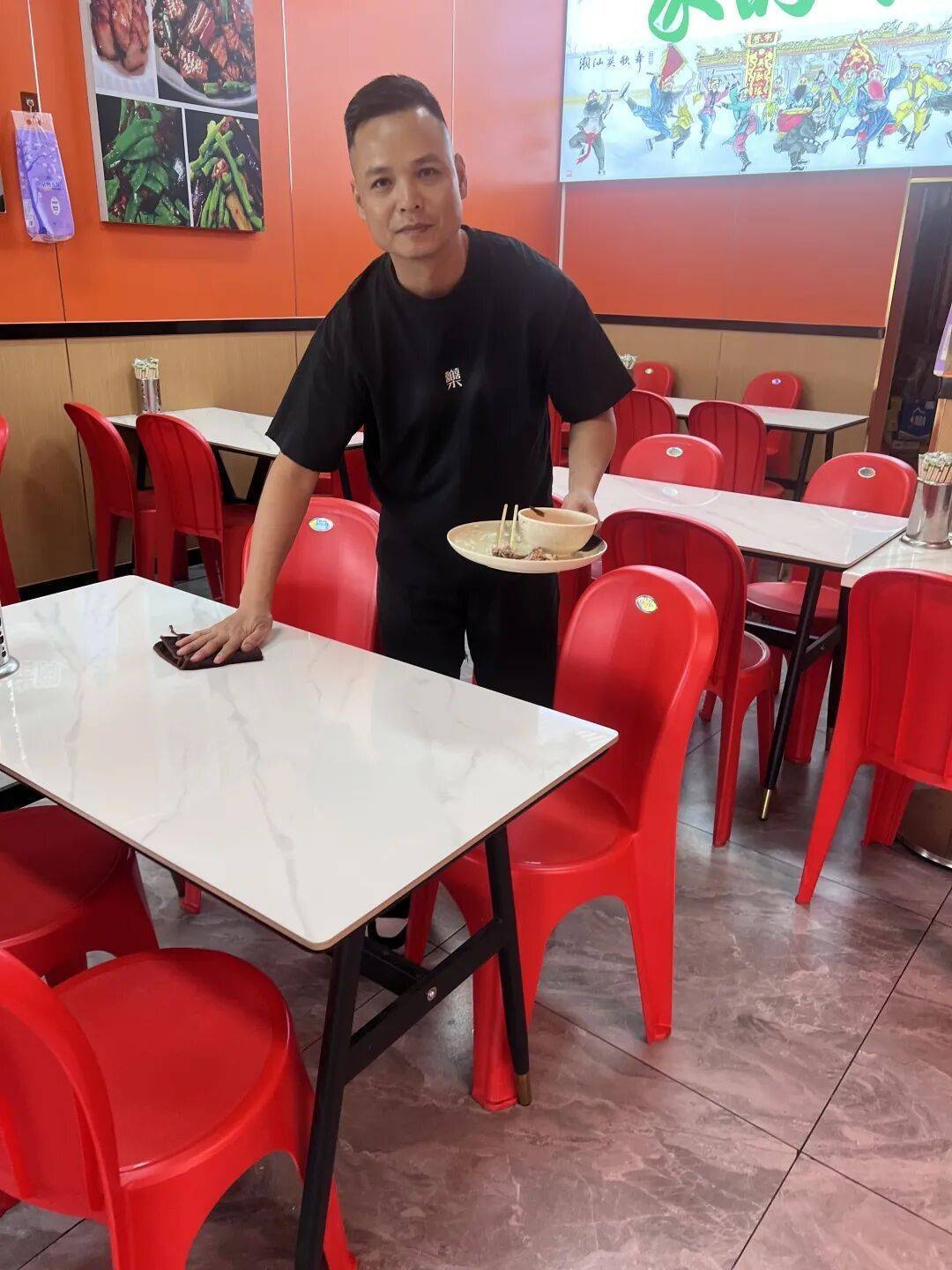 小伙到广州一猪脚饭店吃免费“2号餐”<strong></p>
<p>比特儿国际</strong>,突然跪地道谢,老板娘:以后要吃饭就直接过来