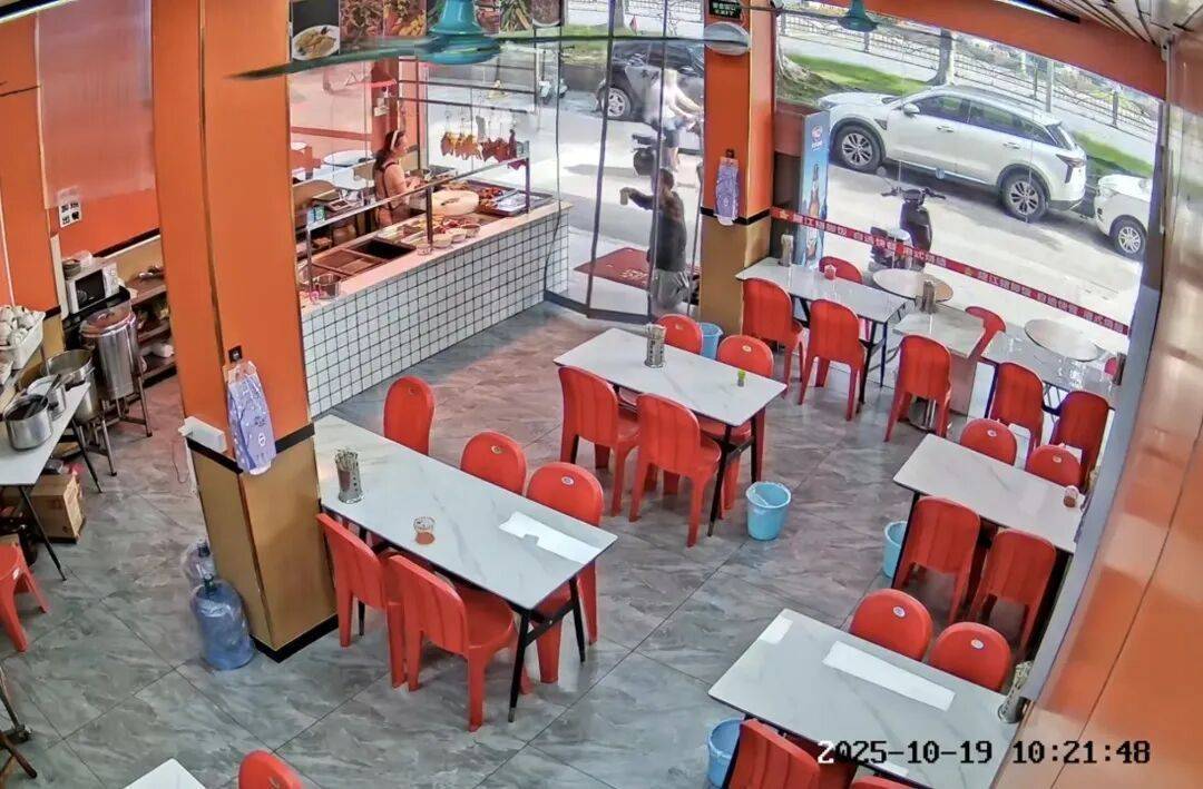 小伙到广州一猪脚饭店吃免费“2号餐”<strong></p>
<p>比特儿国际</strong>,突然跪地道谢,老板娘:以后要吃饭就直接过来