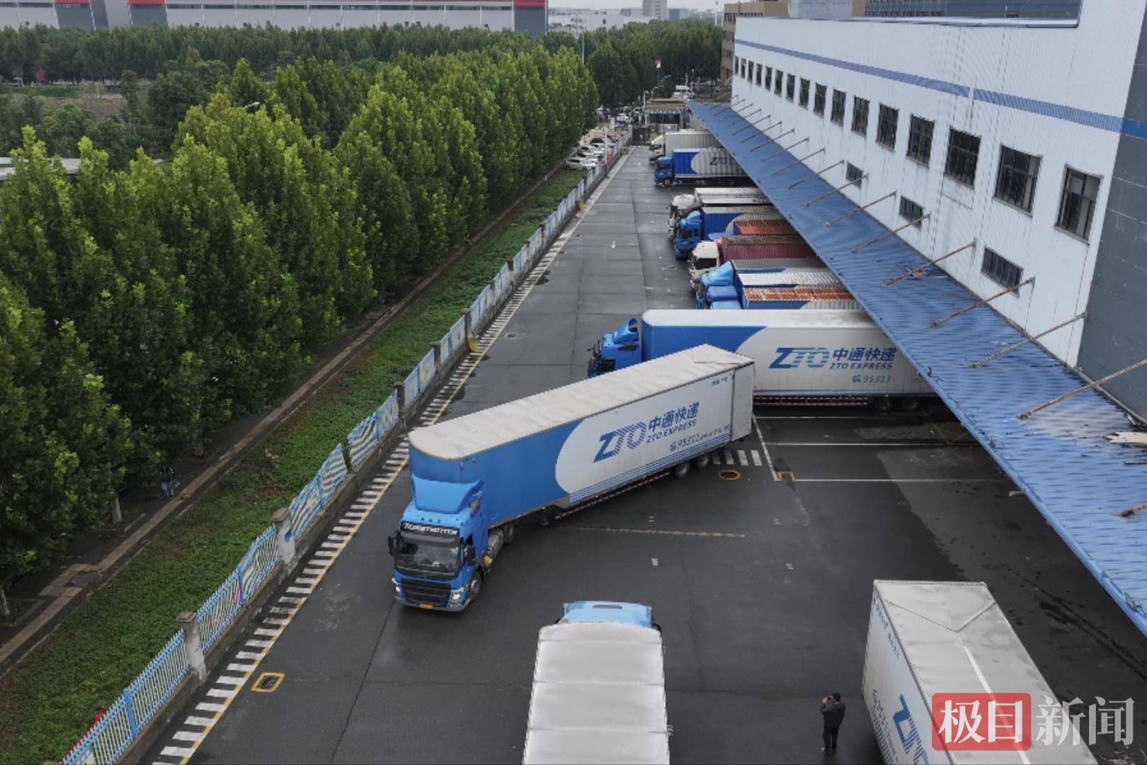 湖北90后姑娘驾驭21米重卡货车<strong></p>
<p>比特儿国际</strong>，3年多行驶里程相当于绕地球约10圈，始终保持零事故