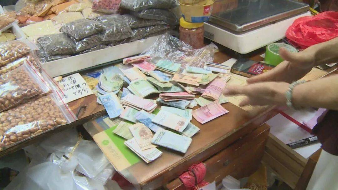 广东一男子两三年持续往批发店无故扔钱<strong></p>
<p>比特儿网站</strong>,店主:每次他都不承认,还钱还把钱送回来