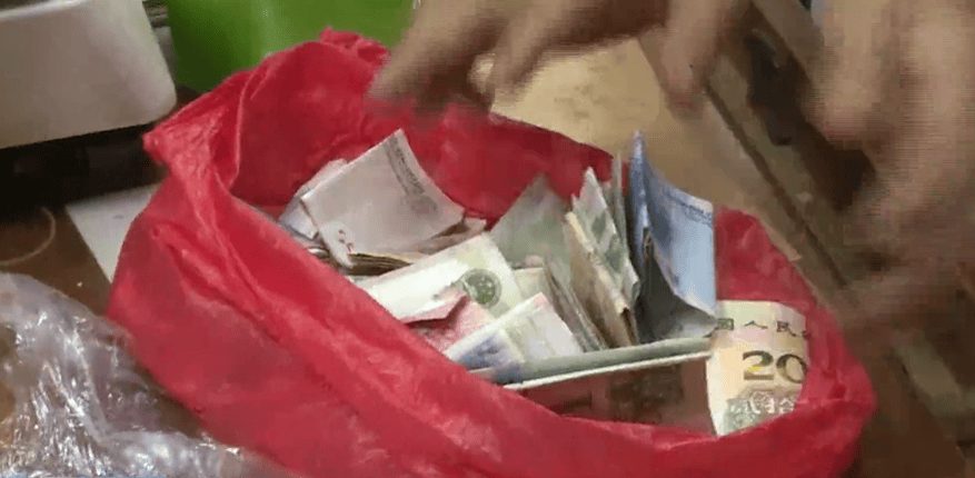 广东一男子两三年持续往批发店无故扔钱<strong></p>
<p>比特儿网站</strong>,店主:每次他都不承认,还钱还把钱送回来