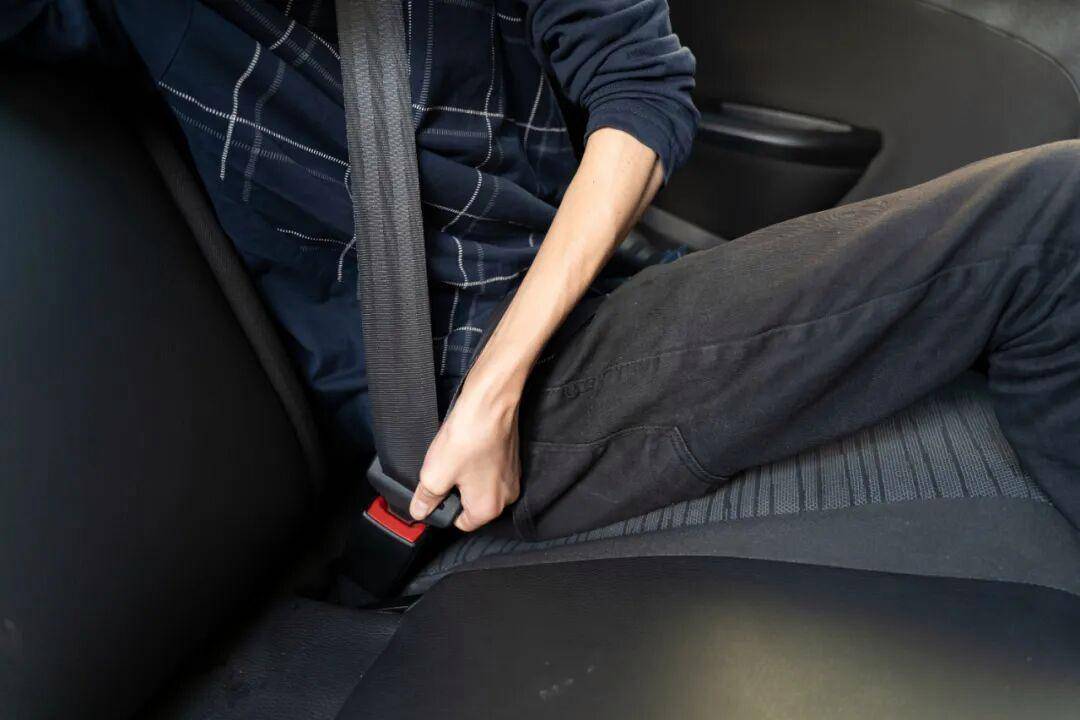 死亡率翻倍！后排乘客不系安全带<strong></p>
<p>比特儿账号</strong>，危险且违法