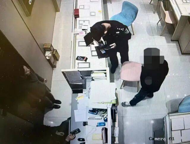 股市套现170万元后<strong></p>
<p>比特儿暂停</strong>，杭州男子豪购300克金条！老板当场报警……