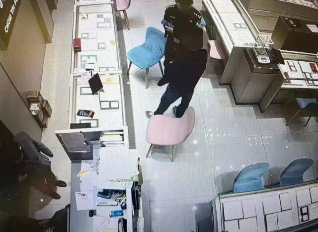 股市套现170万元后<strong></p>
<p>比特儿暂停</strong>，杭州男子豪购300克金条！老板当场报警……