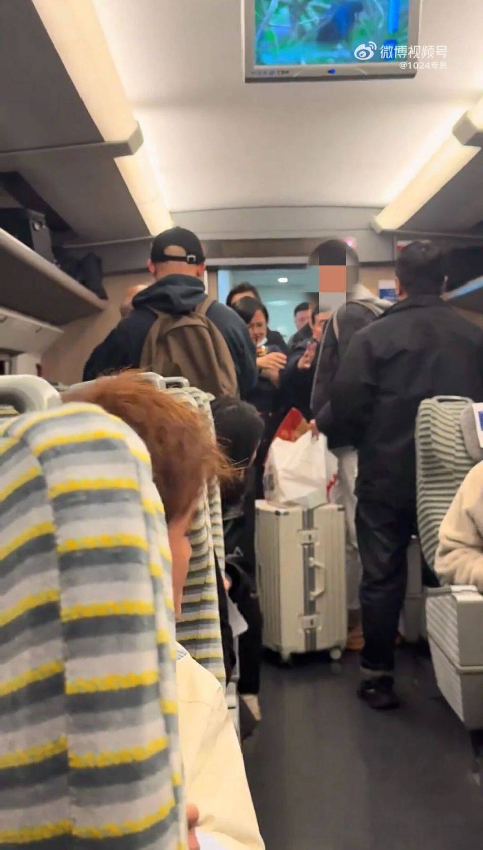 老年男子高铁上要求让座遭拒<strong></p>
<p>比特儿暂停</strong>，反辱骂年轻乘客：“你是人吗？”