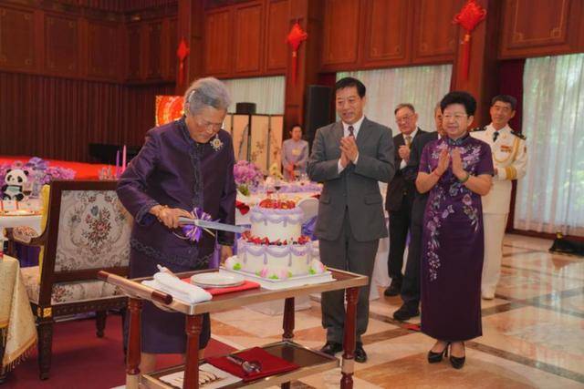 连续有两位国王访华<strong></p>
<p>比特儿暂停</strong>，其中一位是建交以来首访，证明了什么？