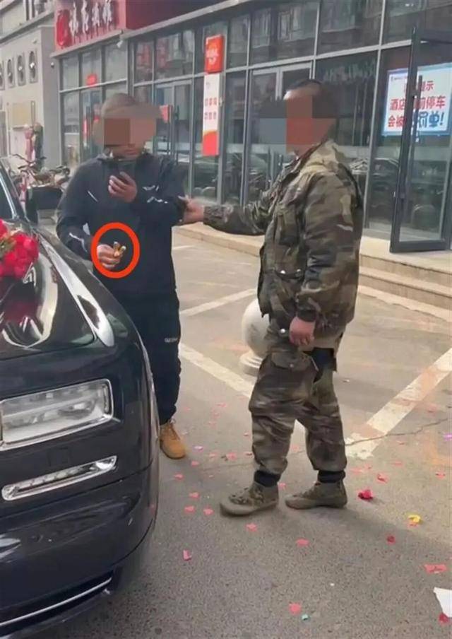 婚车遭拦截索要50条烟作为喜钱<strong></p>
<p>比特儿暂停</strong>，双方僵持1小时，新人无奈打车离去！
