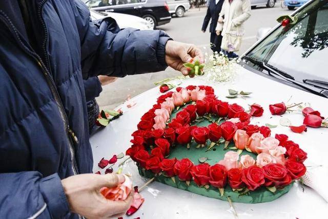 婚车遭拦截索要50条烟作为喜钱<strong></p>
<p>比特儿暂停</strong>，双方僵持1小时，新人无奈打车离去！