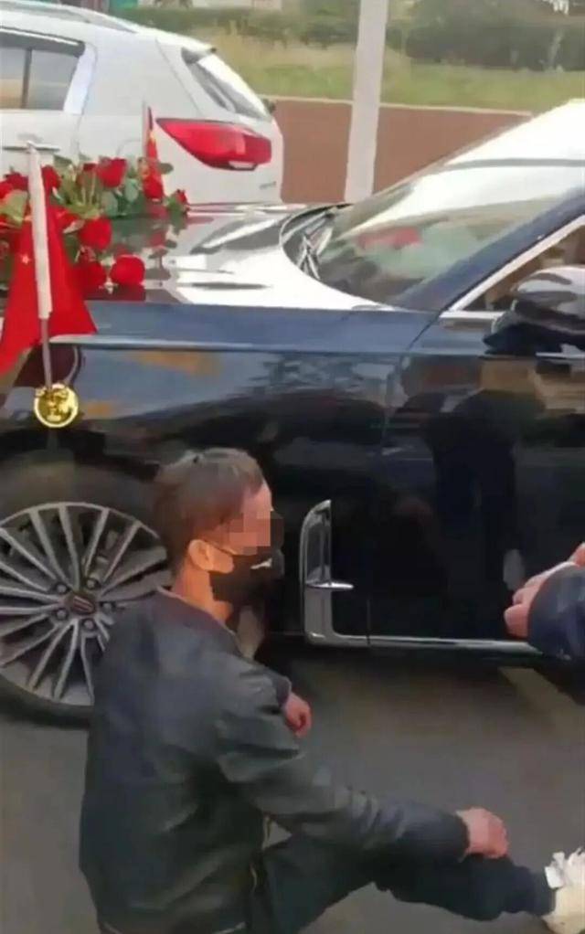 婚车遭拦截索要50条烟作为喜钱<strong></p>
<p>比特儿暂停</strong>，双方僵持1小时，新人无奈打车离去！