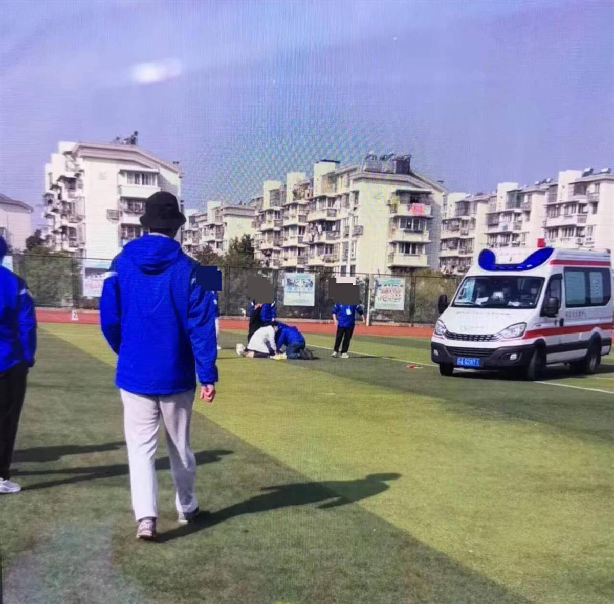 南京一学生在运动会上跑200米时倒地去世，官方：深感痛心，已与亲属沟通妥善处理