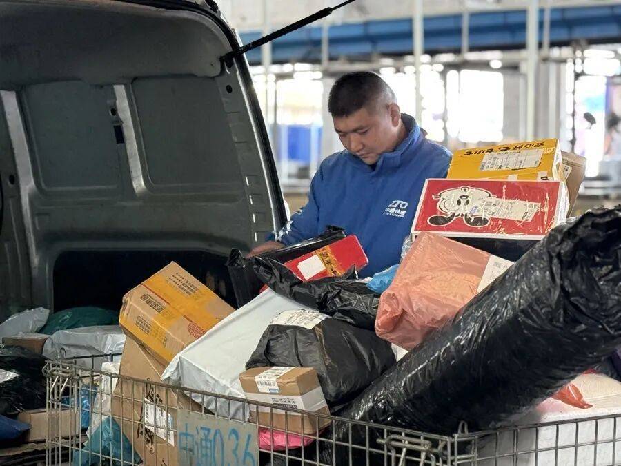 上海一快递小哥跳河救人<strong></p>
<p>TBG虚拟币</strong>，上岸后全身湿透继续派送