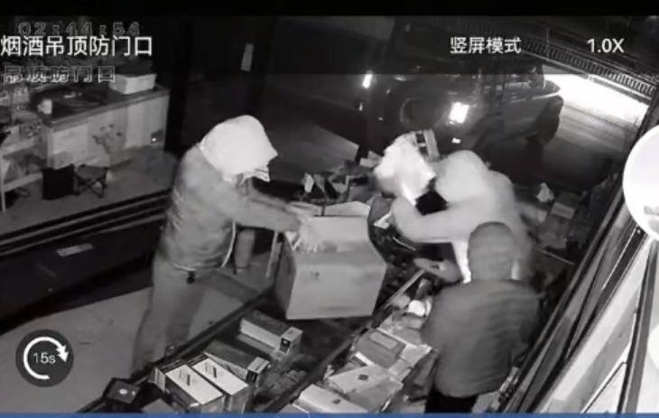 多名男子开越野车撞开烟酒店大门行窃<strong></p>
<p>畅u虚拟币</strong>，失主报案称损失超20万元，警方回应