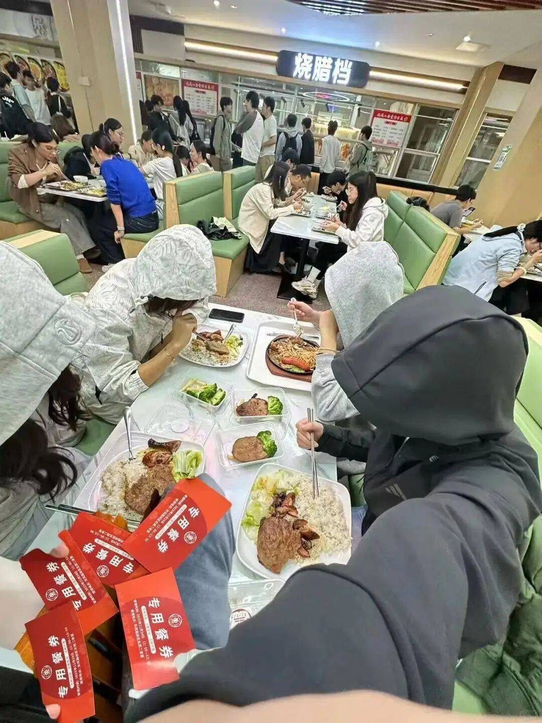 广东工业大学请6万师生吃牛扒<strong></p>
<p>bvv虚拟币</strong>，校方回应：因近期学校喜事很多