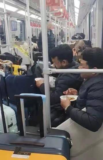 极目锐评∣满车厢咖喱味！多名外籍乘客在车厢内吃馅饼<strong></p>
<p>虚拟网领币</strong>，规则面前哪有特殊？
