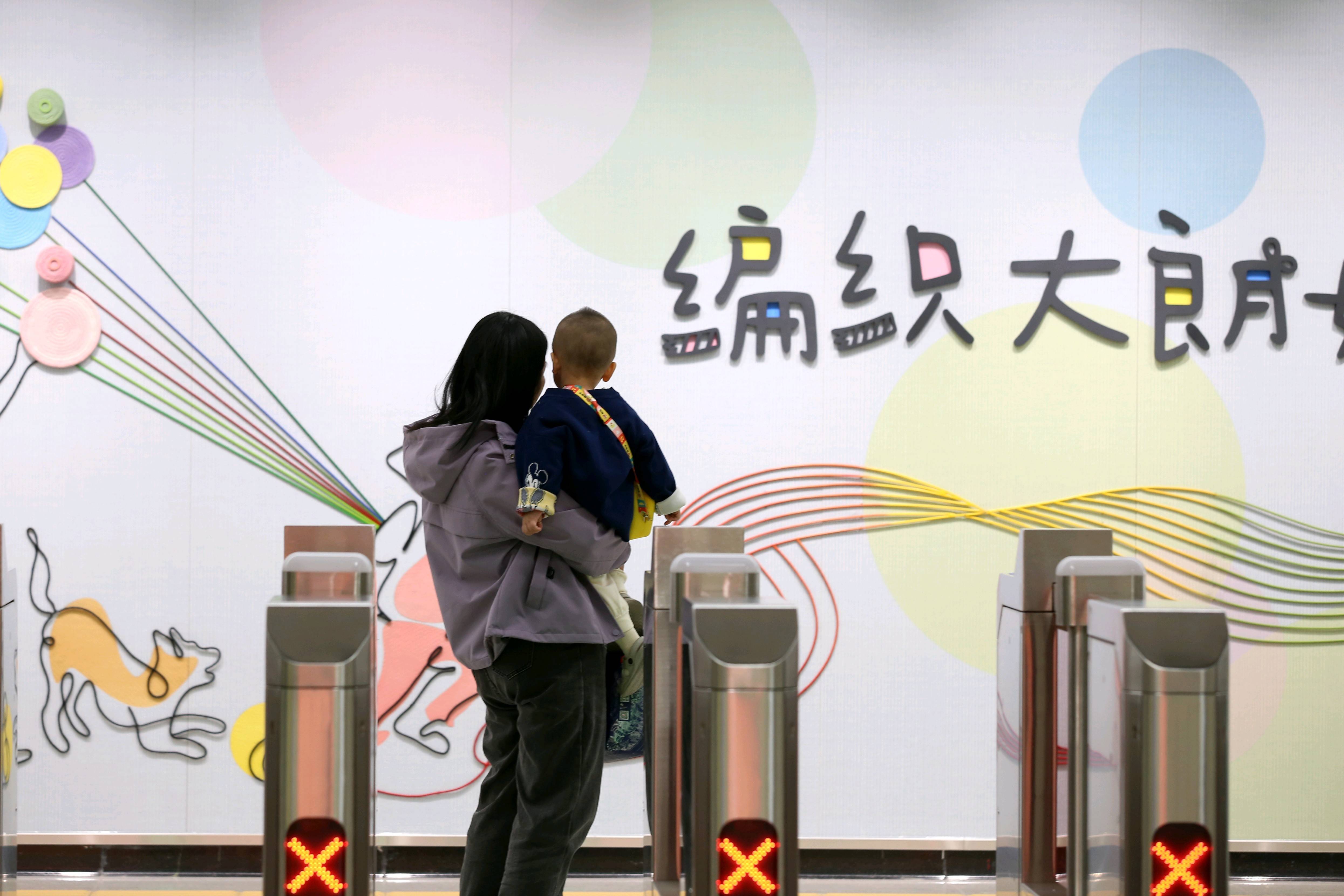 东莞地铁1号线试乘首日<strong></p>
<p>虚拟网领币</strong>，大朗4站“沸腾”了