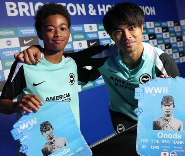 日本球员持“日本最后兵”照片合影<strong></p>
<p>睿智虚拟币</strong>，英超球队致歉