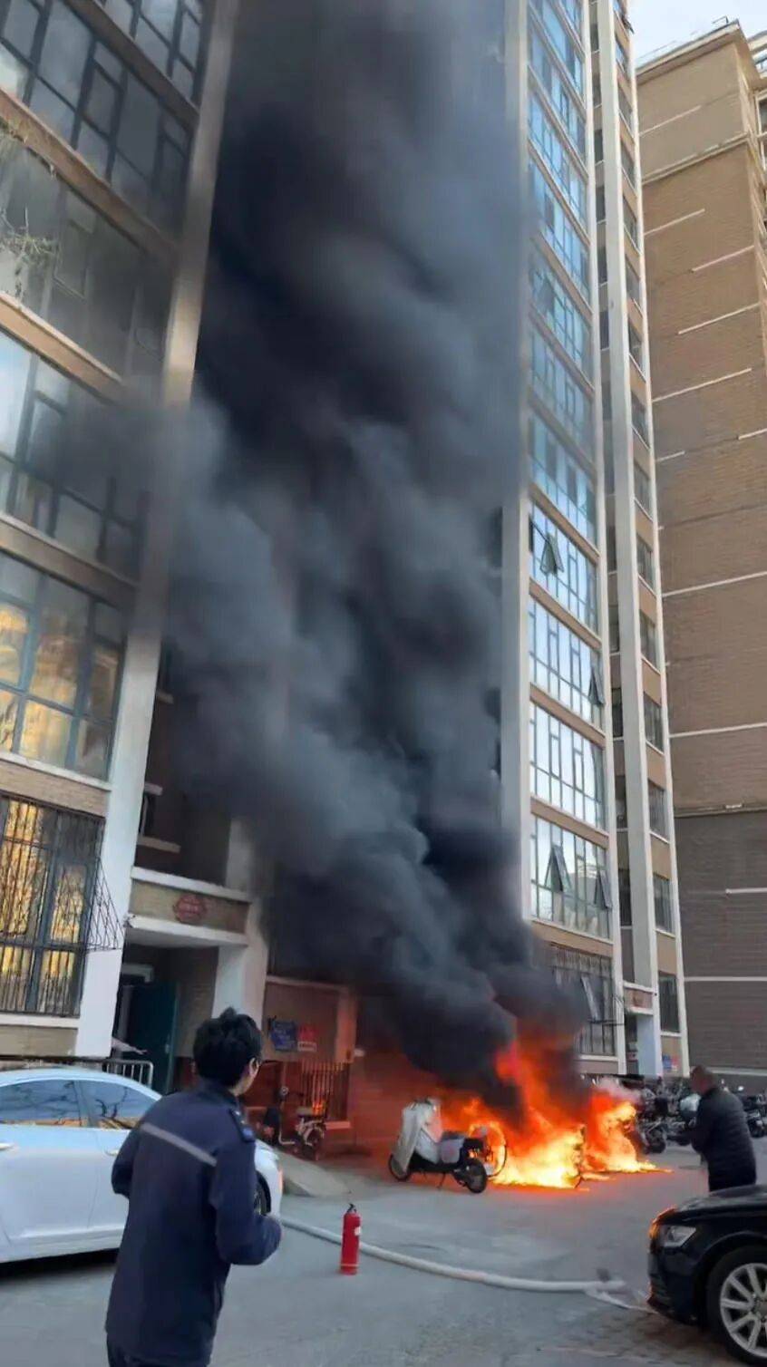 天通苑一天两起电动车火情<strong></p>
<p>代虚拟币</strong>，突然着火忒吓人丨有事儿@新京报