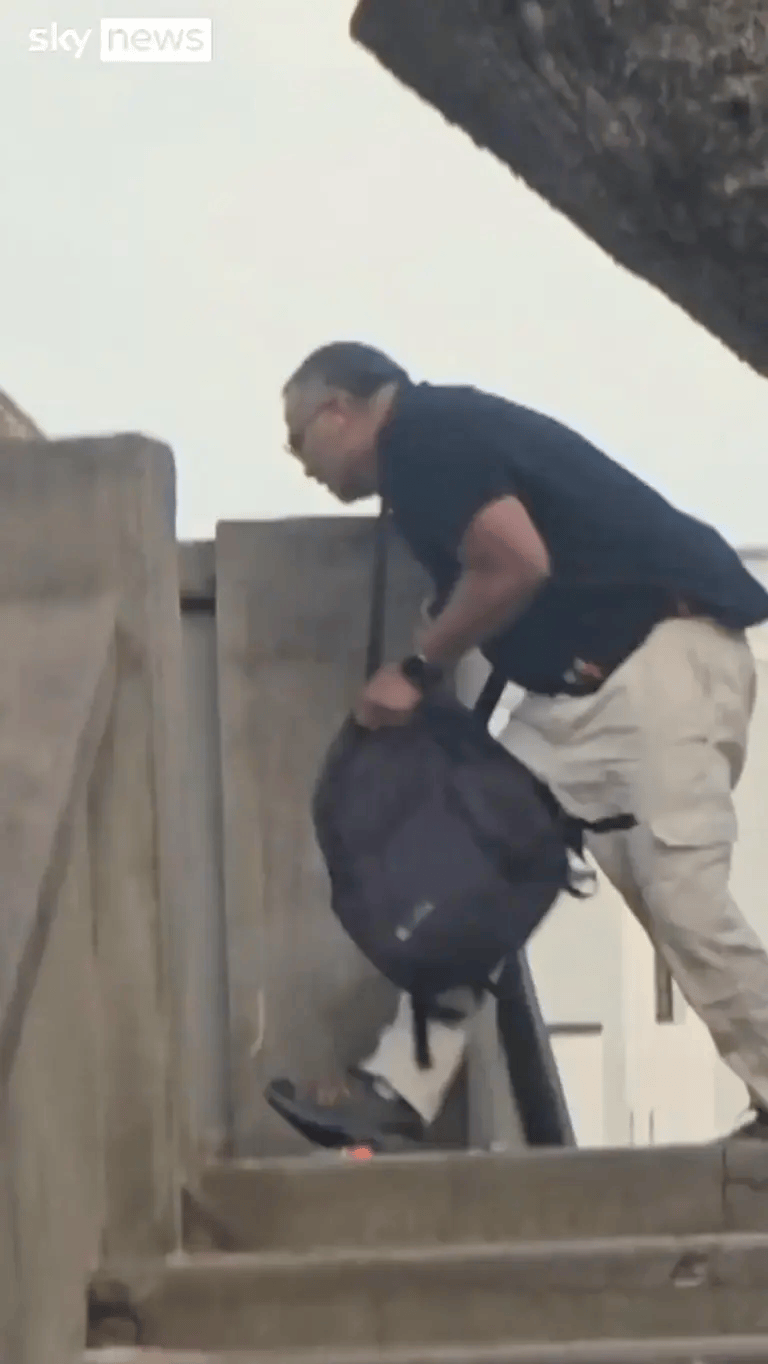 悉尼枪手被制服<strong></p>
<p>牛玩的虚拟币</strong>，愤怒民众猛踩头部，调查显示枪手合法持有六支枪