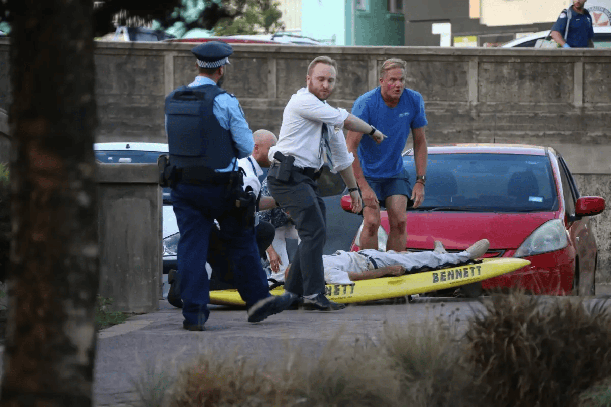 悉尼枪手被制服<strong></p>
<p>牛玩的虚拟币</strong>，愤怒民众猛踩头部，调查显示枪手合法持有六支枪