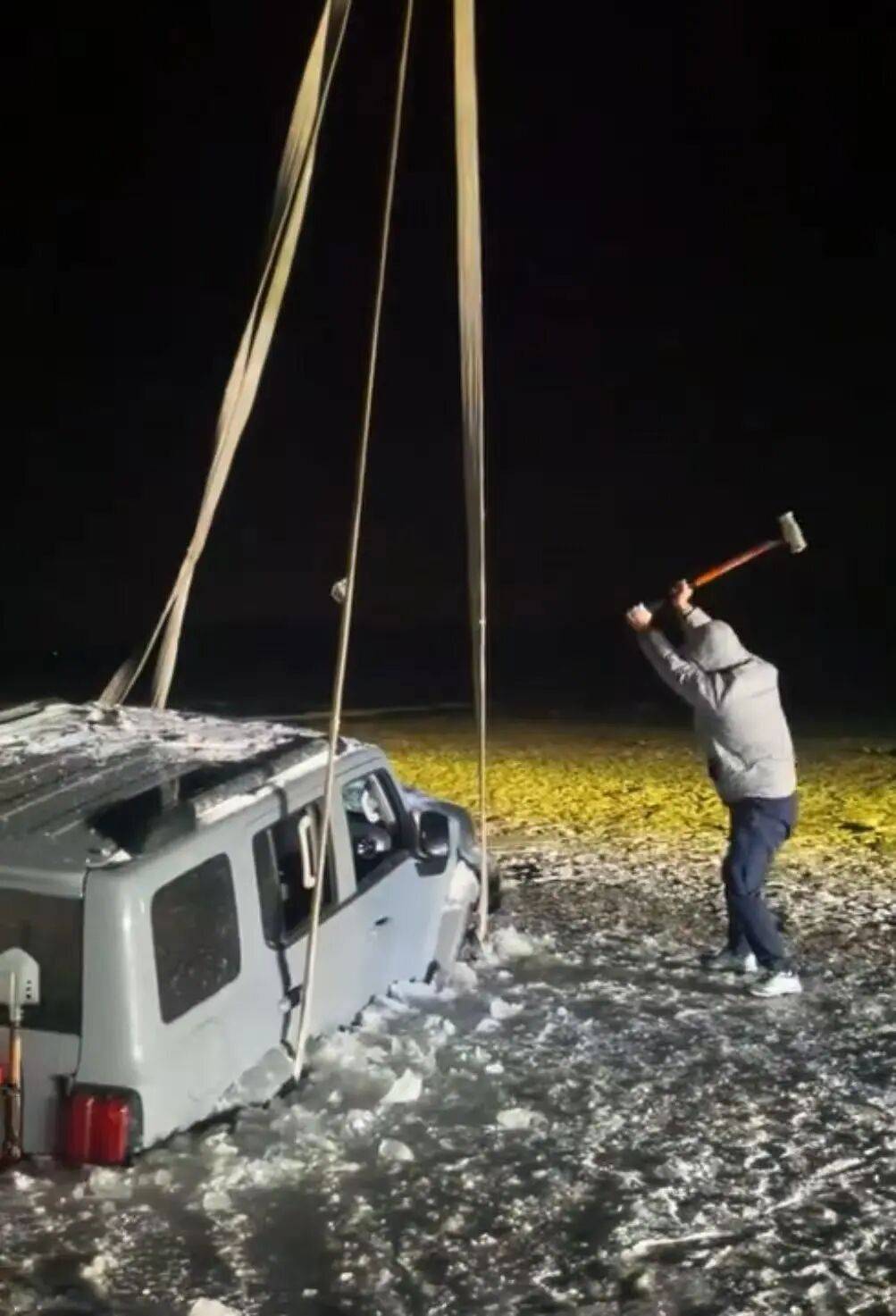 河北一越野车在水库冰面练漂移<strong></p>
<p>牛玩的虚拟币</strong>，冰层突然破裂，车轮落水被冻6小时，找来吊车深夜将车吊出