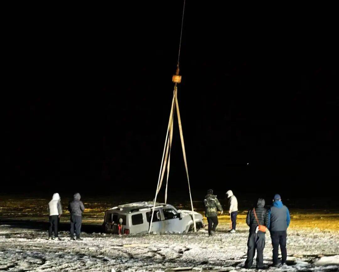 河北一越野车在水库冰面练漂移<strong></p>
<p>牛玩的虚拟币</strong>，冰层突然破裂，车轮落水被冻6小时，找来吊车深夜将车吊出