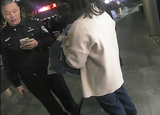 机智！快递在家门口被偷<strong></p>
<p>牛玩的虚拟币</strong>，她用一招抓到了人还拿回了东西