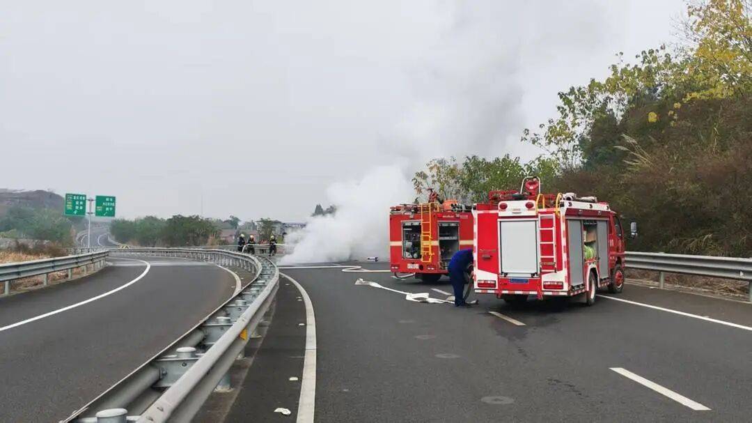 四川高速上一汽车突发自燃！车内两人闻到异味后果断弃车<strong></p>
<p>虚拟币有公网</strong>，成功逃生