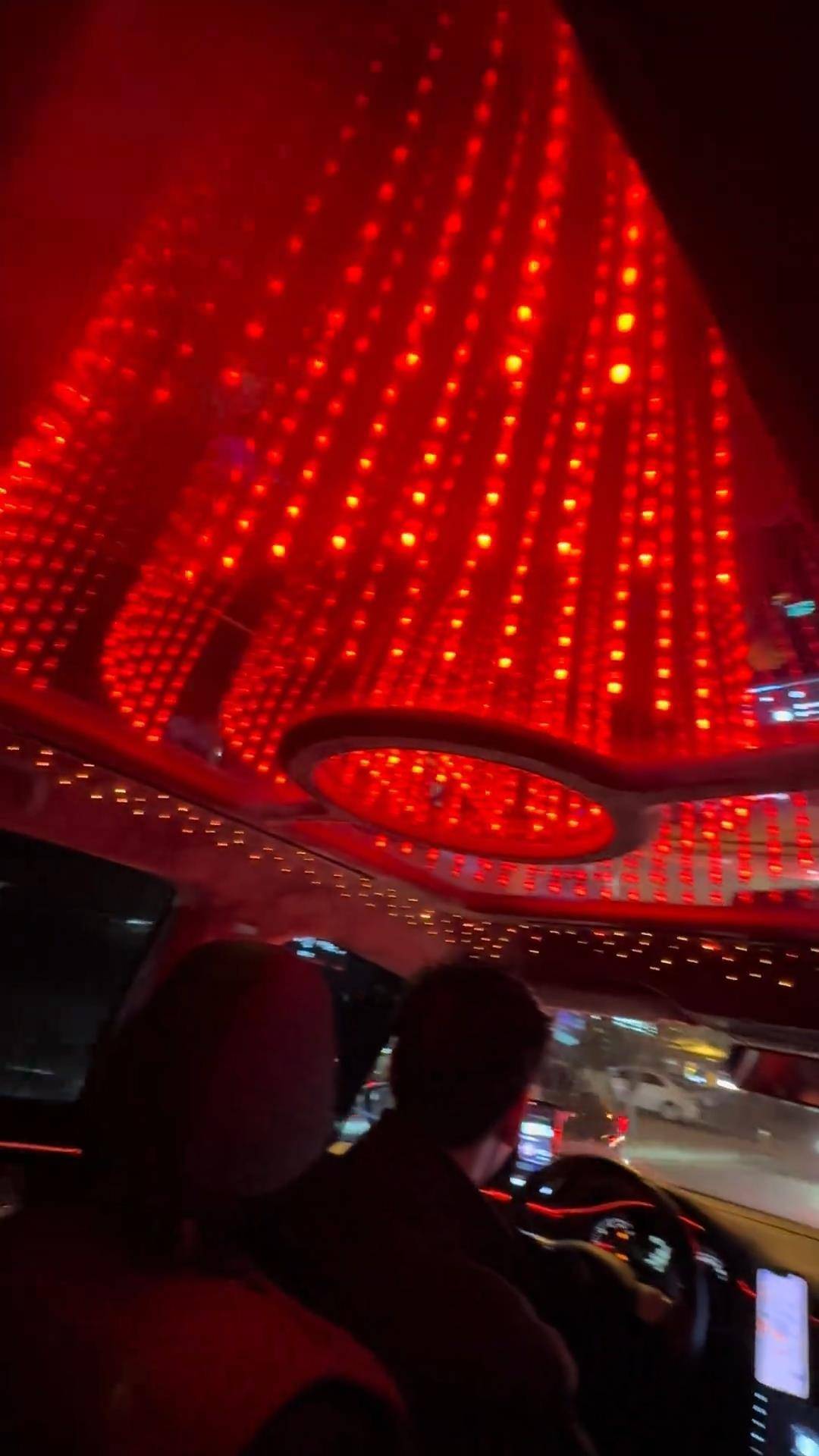 长春一女子打车遇“最炫出租车”<strong></p>
<p>勒索虚拟币</strong>，车顶被改装为绚丽星空顶，网友：打车竟然打到了移动KTV