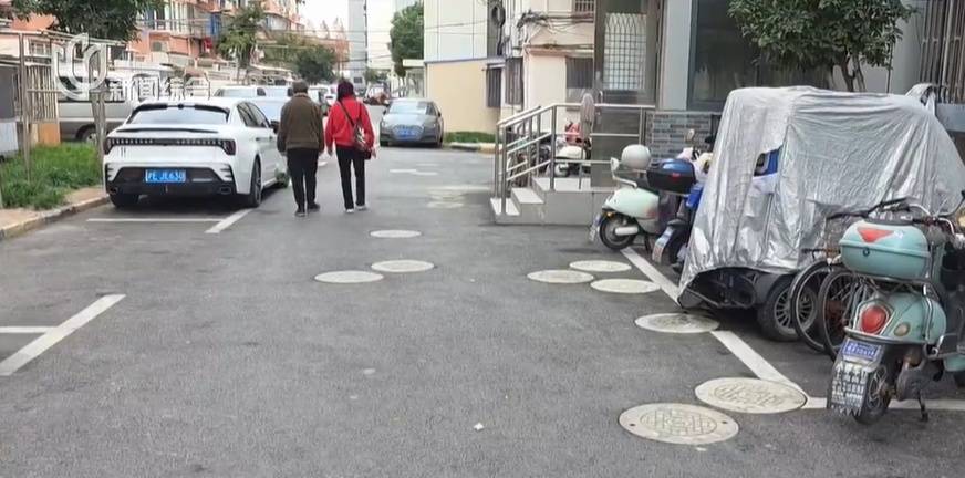 太夸张！上海人比比谁家楼下井盖多！有人家门口100个<strong></p>
<p>虚拟币美金</strong>，“走路难！到处都像贴膏药”...