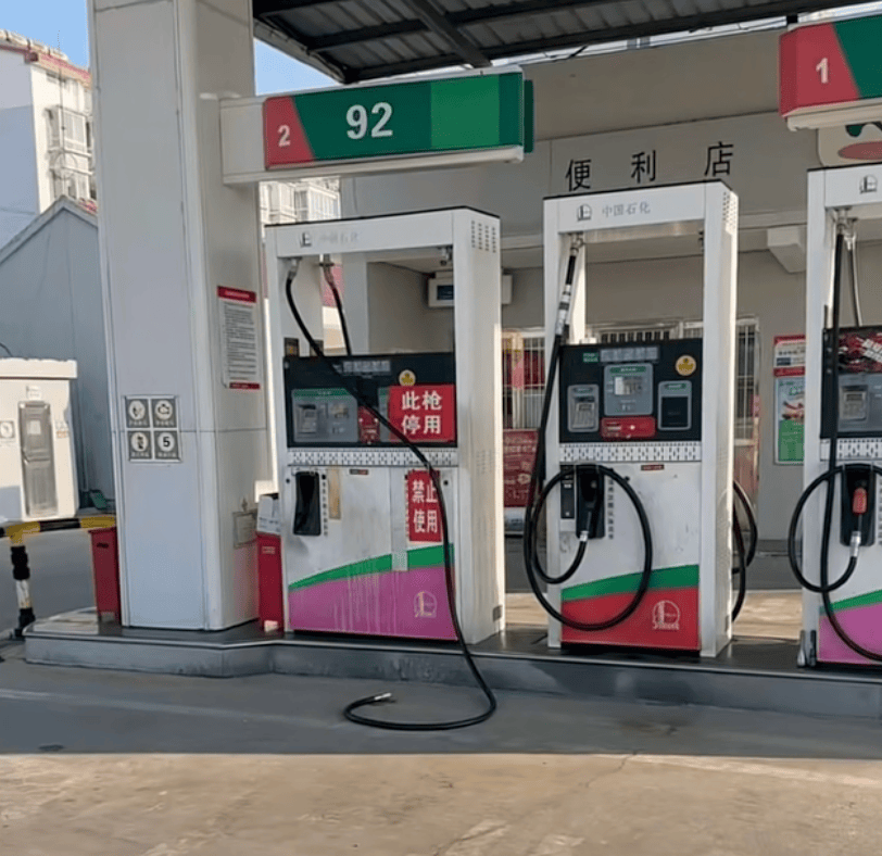 司机加完油未拔油枪驾车离开<strong></p>
<p>tlp虚拟币</strong>，油枪被拉断，加油站：断裂油枪已修复，未要求赔偿