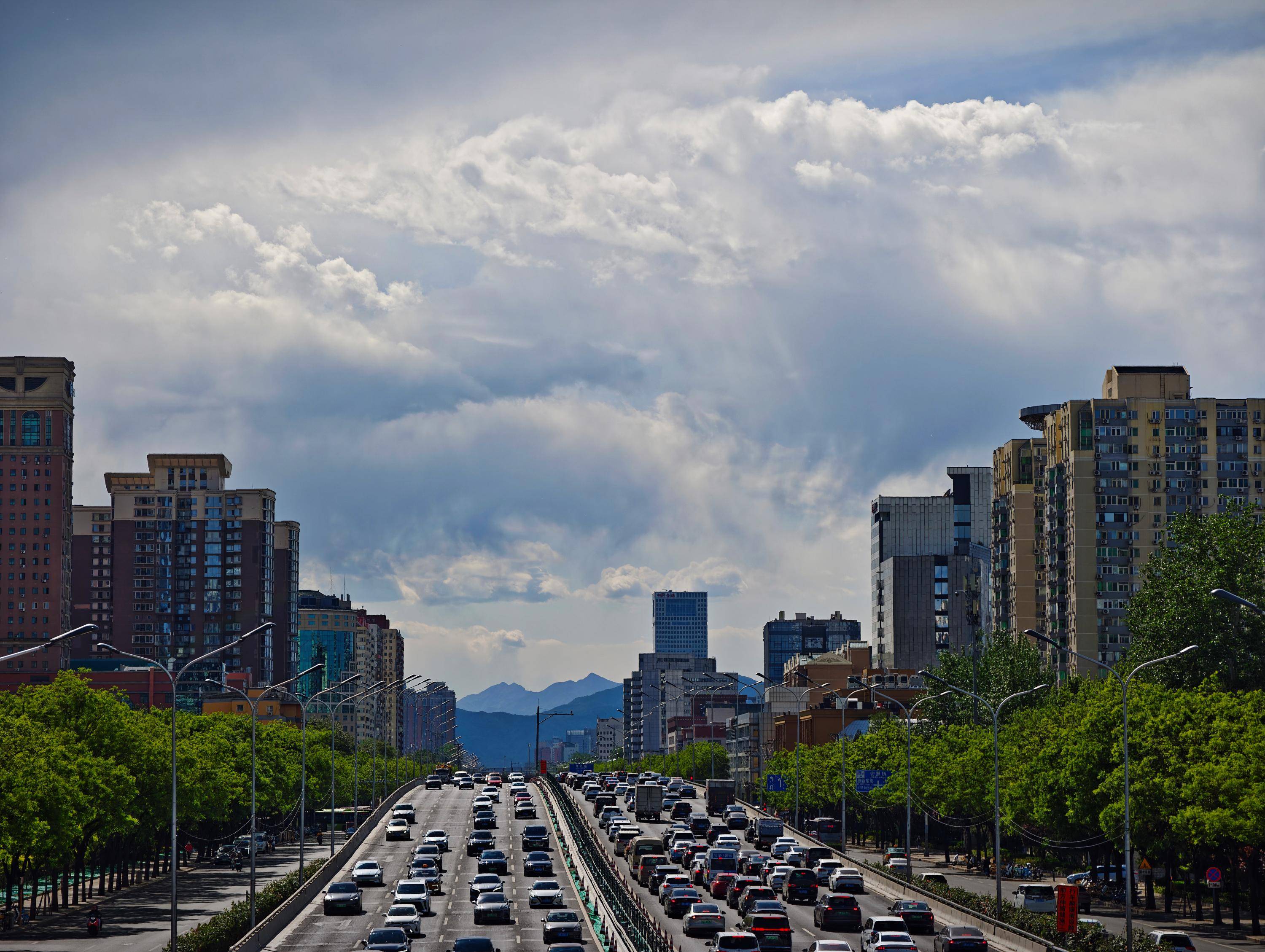 出现“雨幡”奇景<strong></p>
<p>河北虚拟币</strong>，北京今天的云像“天空之城”